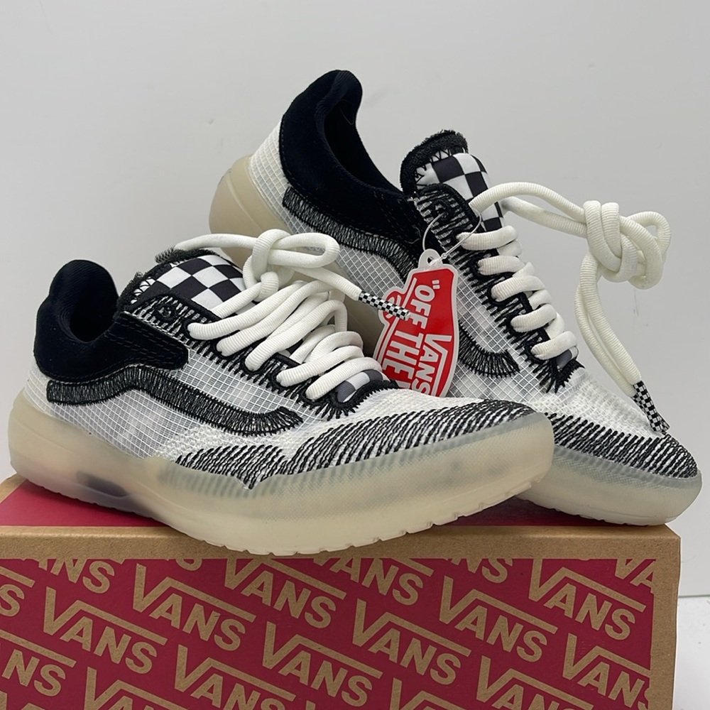 Vans WMNS Ultimatewaffle Checkers White/Black
VN0007NJYB2 Sneakers - Picture 4 of 16
